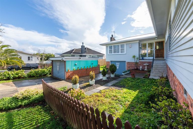 Photo of property in 70 Sylvan Crescent, Te Atatu South, Auckland, 0610