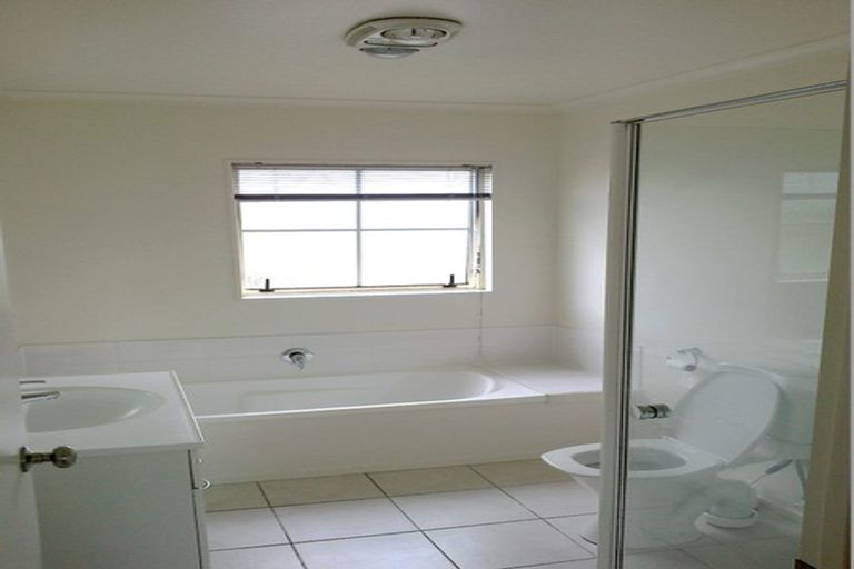 Photo of property in 11 Brashier Circle, Sunnyvale, Auckland, 0612