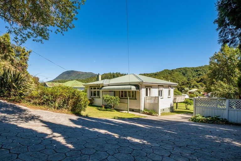 Photo of property in 139 Waikawa Road, Picton, 7220