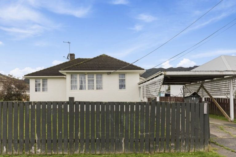 Photo of property in 17 Strand Crescent, Naenae, Lower Hutt, 5011