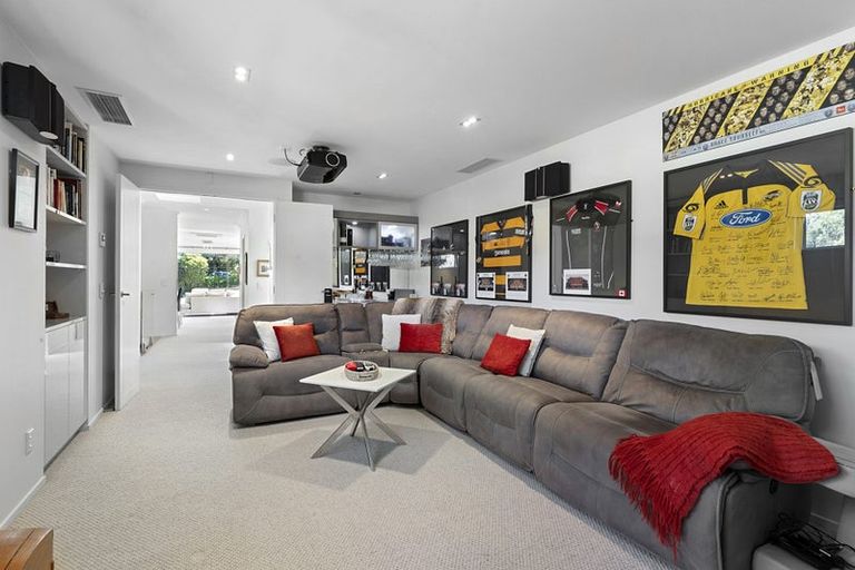 Photo of property in 10 Pendarves Street, New Plymouth, 4310