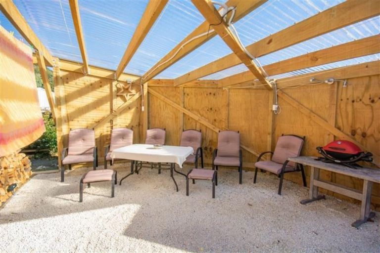 Photo of property in 27 Oxford Street, Picton, 7220