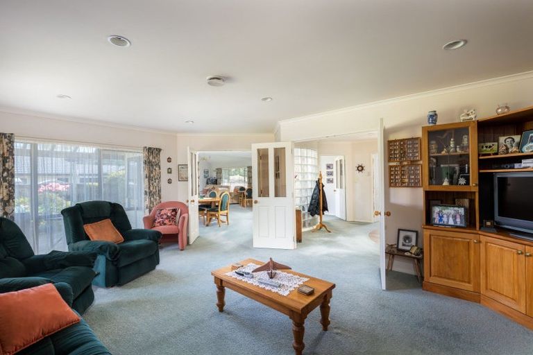 Photo of property in 16 Kinross Drive, Merrilands, New Plymouth, 4312