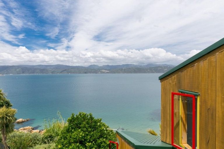 Photo of property in 6 Nakora Road, Karaka Bays, Wellington, 6022