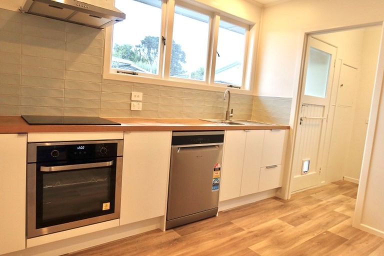 Photo of property in 7 Neil Avenue, Te Atatu Peninsula, Auckland, 0610