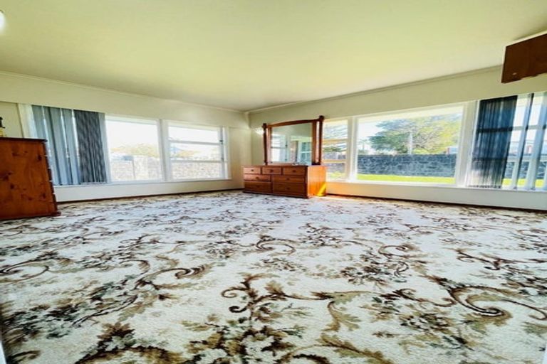 Photo of property in 31 Te Atatu Road, Te Atatu South, Auckland, 0610
