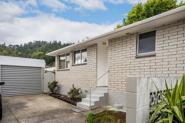 Photo of property in 4 Helvetia Grove, Naenae, Lower Hutt, 5011