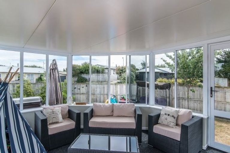 Photo of property in 5 Ross Grove, Paraparaumu, 5032