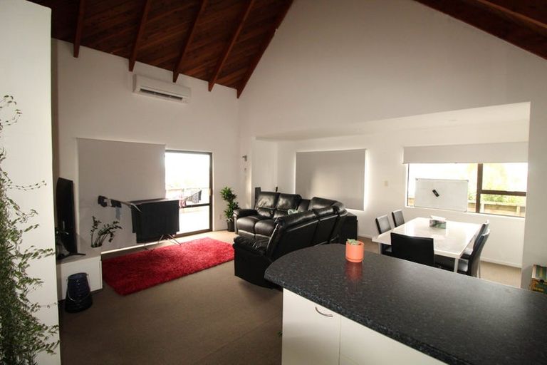 Photo of property in 10 Kayle Glen, West Harbour, Auckland, 0618