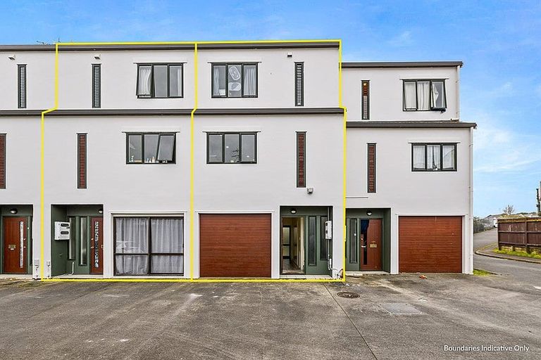 Photo of property in Lynn Park Terrace, 2/12 Ambrico Place, New Lynn, Auckland, 0600