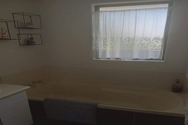 Photo of property in 17 Oreil Avenue, West Harbour, Auckland, 0618