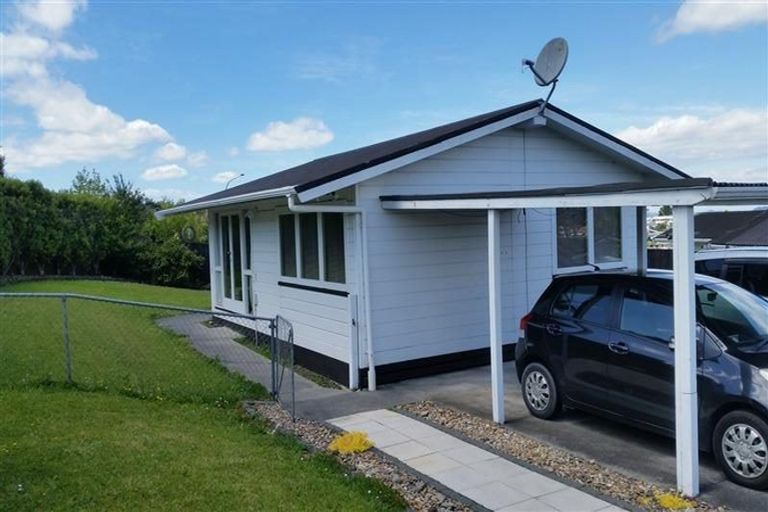 Photo of property in 41 Hobsonville Road, West Harbour, Auckland, 0618