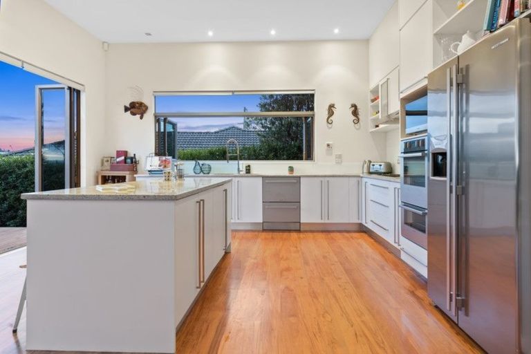 Photo of property in 108 Kittiwake Drive, Schnapper Rock, Auckland, 0632