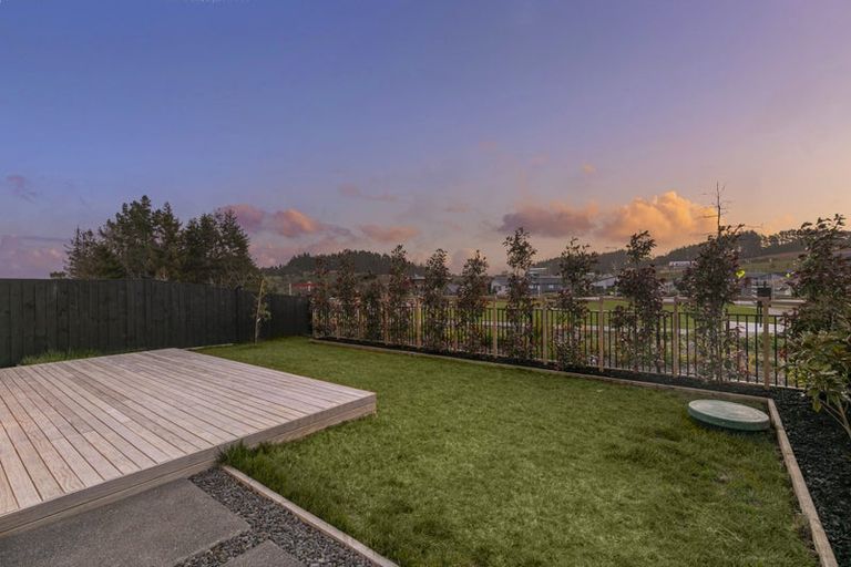 Photo of property in 2 Paparahi Place, Wainui, Silverdale, 0992