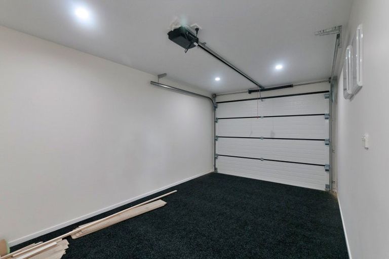 Photo of property in 17e Martin Place, Kelston, Auckland, 0602