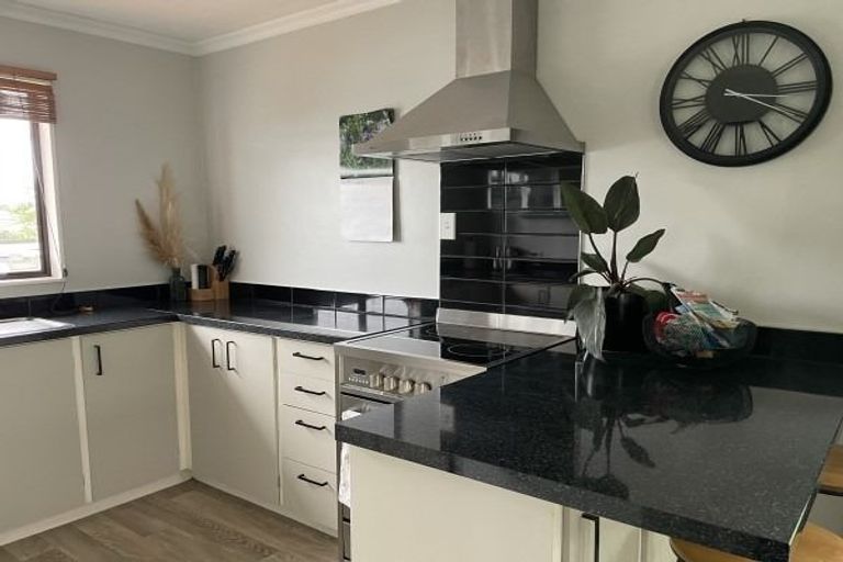 Photo of property in 2/4 Colonial Place, Kelvin Grove, Palmerston North, 4414