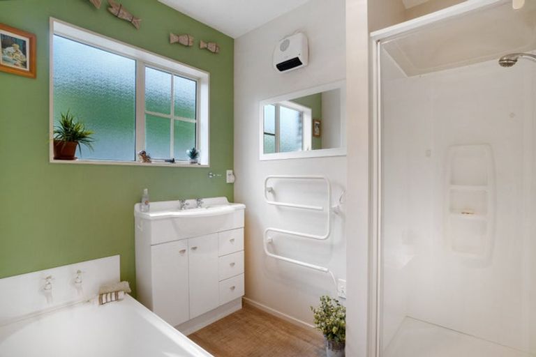 Photo of property in 14 Manahi Place, Woodend, 7610