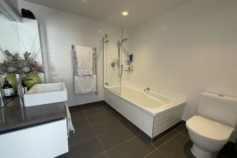 Photo of property in Patent 326 Apartments, 503s/326 Evans Bay Parade, Hataitai, Wellington, 6021