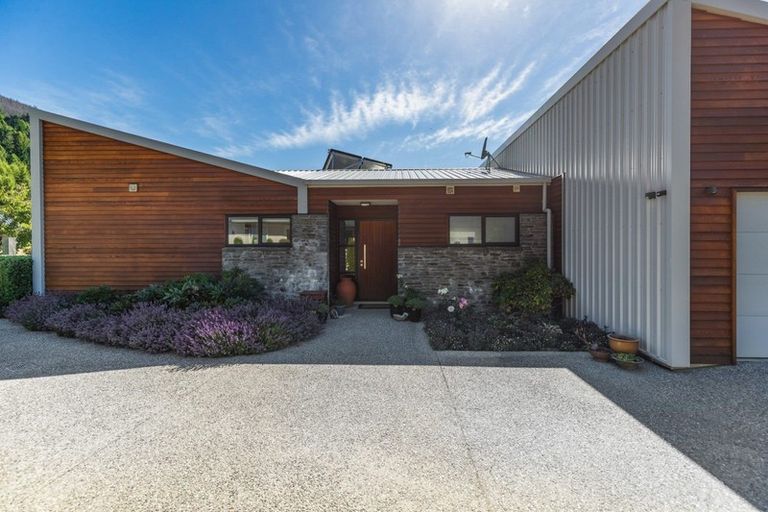 Photo of property in 4 Evening Star Road, Arthurs Point, Queenstown, 9371