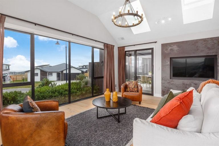 Photo of property in 16 Rotorua Grove, Aotea, Porirua, 5024