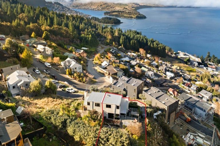 Photo of property in 110b Wynyard Crescent, Fernhill, Queenstown, 9300