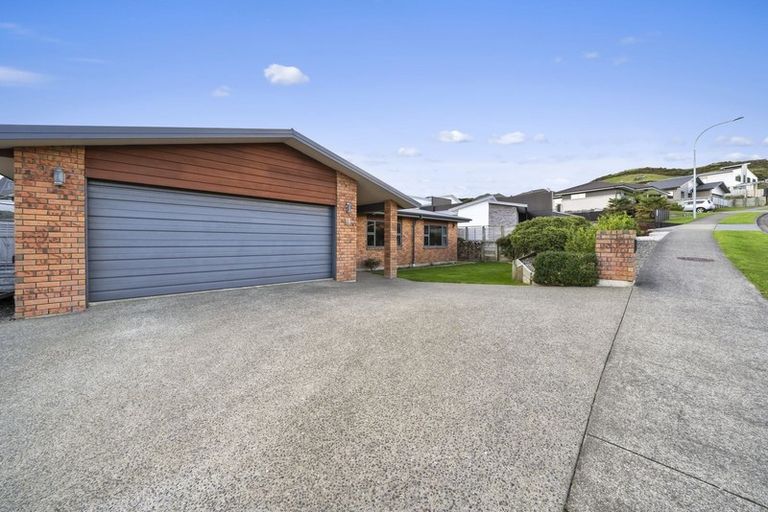 Photo of property in 10 Mervyn Kemp Drive, Tawa, Wellington, 5028