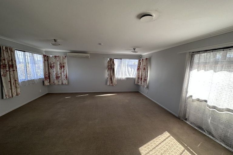 Photo of property in 150 Aviemore Drive, Highland Park, Auckland, 2010