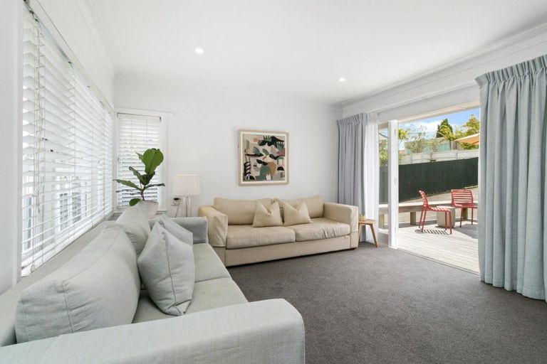 Photo of property in 1/232 East Coast Road, Forrest Hill, Auckland, 0620