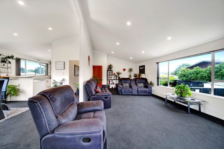 Photo of property in 3 La Salle Drive, Westown, New Plymouth, 4310