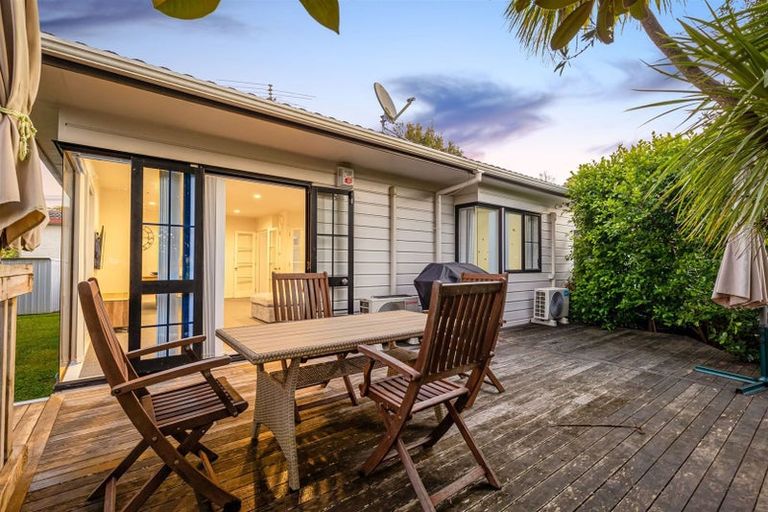 Photo of property in 2/54 Granville Drive, Massey, Auckland, 0614