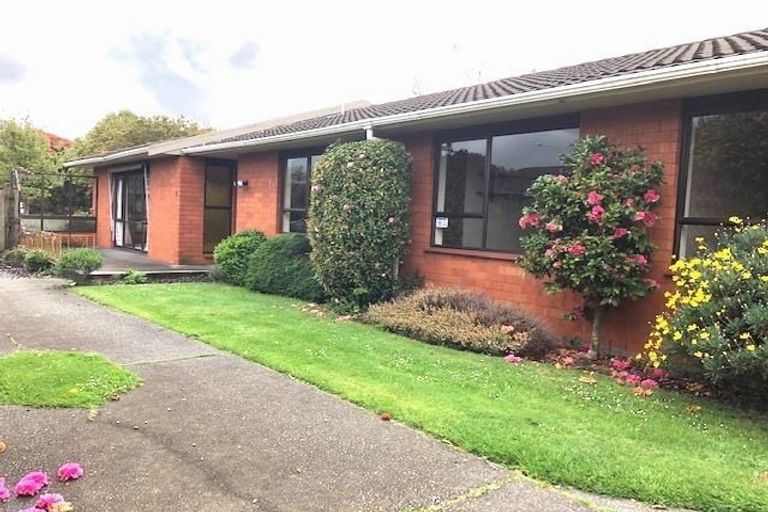 Photo of property in 19 Montclare Avenue, Ilam, Christchurch, 8041