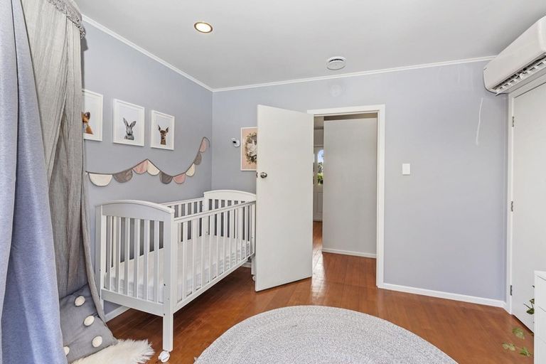 Photo of property in 15 Tamariki Avenue, Kelston, Auckland, 0602