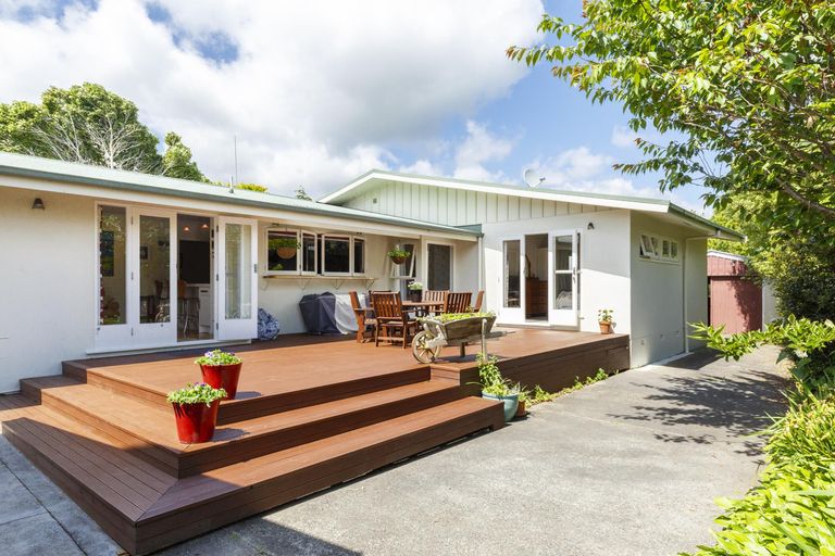 Photo of property in 2 Williams Terrace, Fitzherbert, Palmerston North, 4410