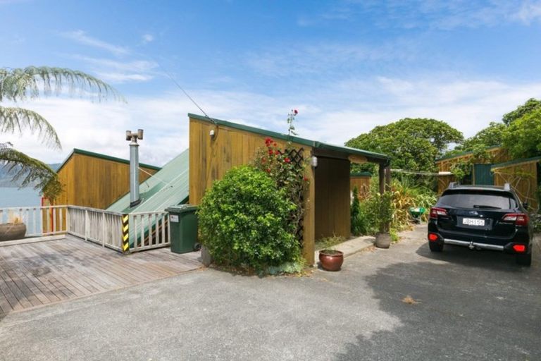 Photo of property in 6 Nakora Road, Karaka Bays, Wellington, 6022