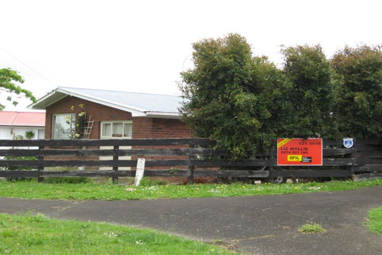 Photo of property in 2 Kiekie Road, Mangere Bridge, Auckland, 2022