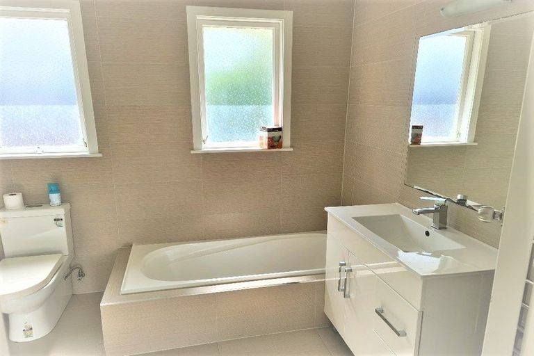 Photo of property in 5 Datura Place, Sunnynook, Auckland, 0620