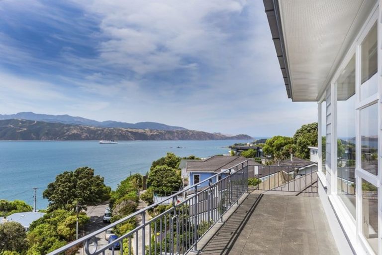 Photo of property in 10 Tai Paku Paku Road, Karaka Bays, Wellington, 6022