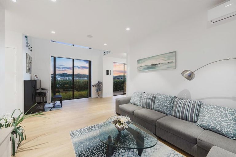 Photo of property in 6 Kina Place, Long Bay, Auckland, 0630