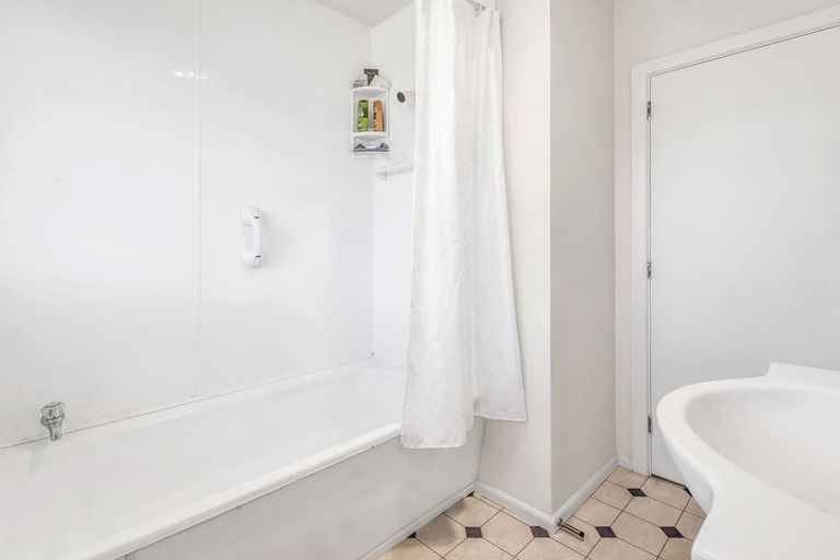 Photo of property in 2/20 Gunns Crescent, Cashmere, Christchurch, 8022