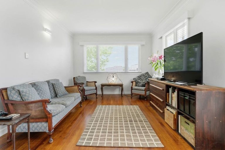 Photo of property in 92 Astley Avenue, New Lynn, Auckland, 0600