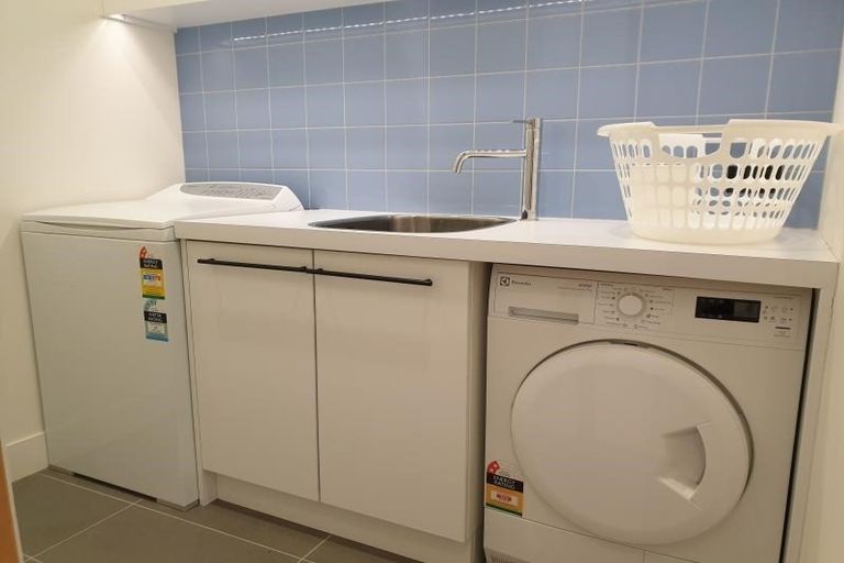 Photo of property in 1b Robieson Lane, Roseneath, Wellington, 6011