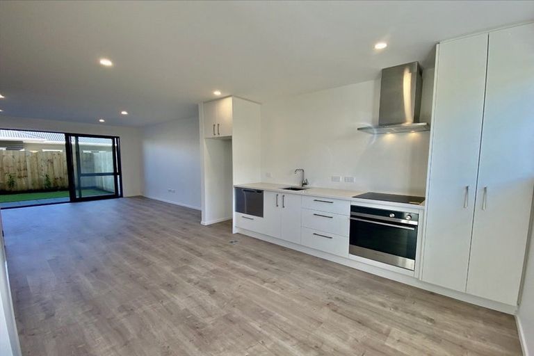 Photo of property in 5/12 Enderby Drive, Te Atatu Peninsula, Auckland, 0610