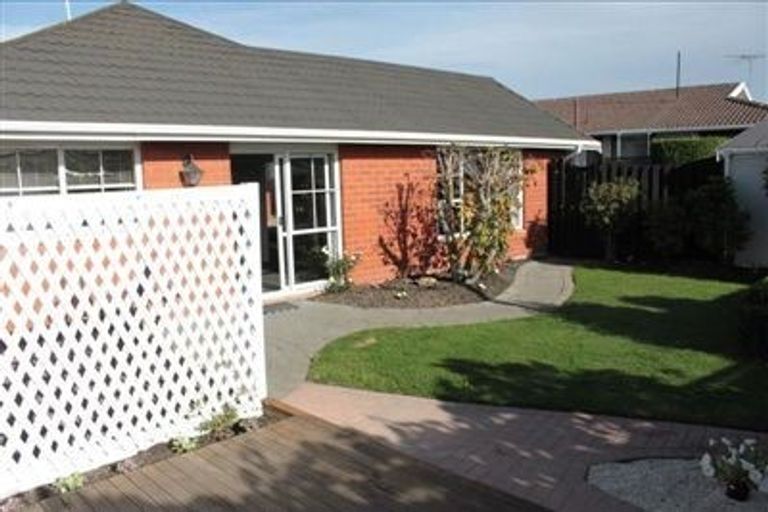 Photo of property in 2/8 Montclare Avenue, Ilam, Christchurch, 8041