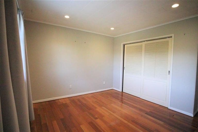 Photo of property in 988 East Coast Road, Northcross, Auckland, 0632