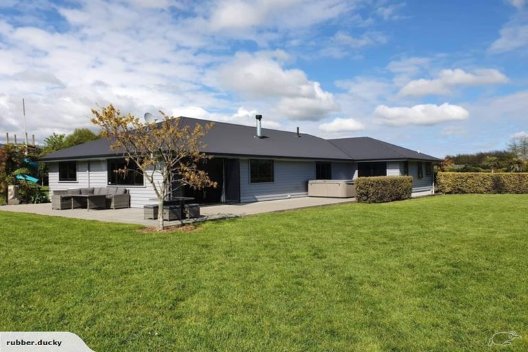 Photo of property in 381 Tararua Road, Levin, 5571
