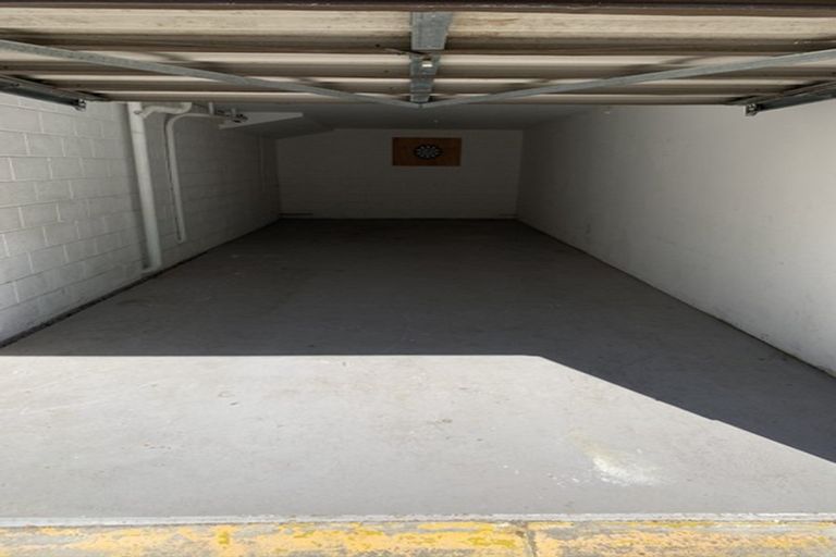 Photo of property in 2/44 Lake Road, Narrow Neck, Auckland, 0624