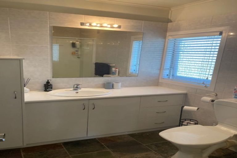 Photo of property in 1/18 Holdaway Avenue, Northcote, Auckland, 0627