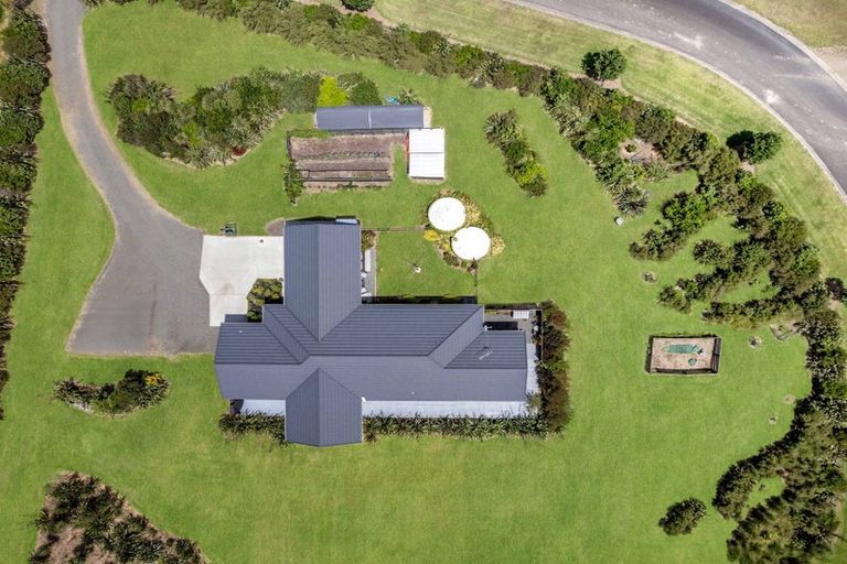 Photo of property in 18 Kaipara Lake Road, South Head, Helensville, 0874