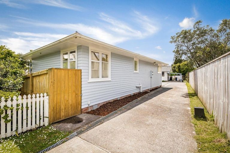 Photo of property in 2/269a Great North Road, Henderson, Auckland, 0612