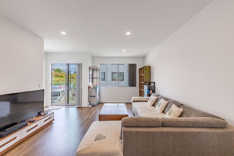 Photo of property in 15 Bloom Crescent, Sunnyvale, Auckland, 0612